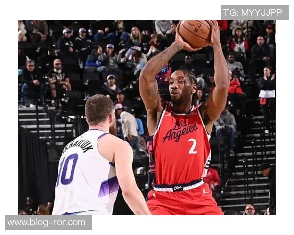 莱昂纳德上半场全能表现助队防守发力贡献7分3板3助3断正负值15领衔全队 莱昂纳德上半场全能表现助队防守发力贡献7分3板3助3断正负值15领衔全队